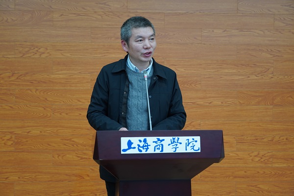 Director Chen Haijian is delivering a speech