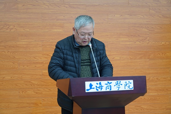 Vice President Zou Yi is announcing the commendation decisions