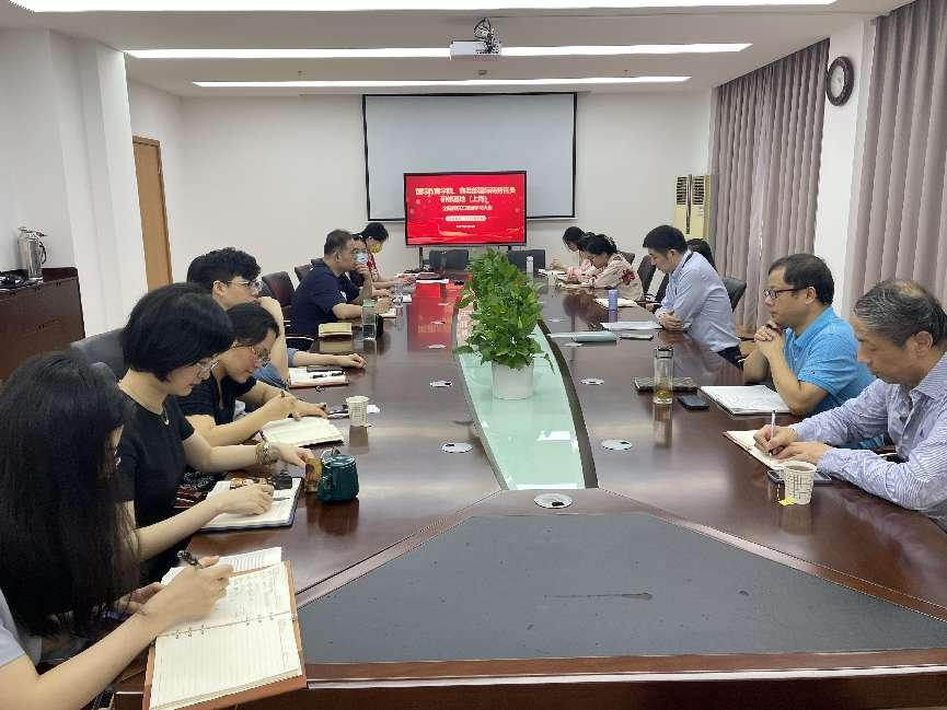 图为全体教职工学习现场