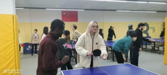 留学生在活动现场体验乒乓球的乐趣