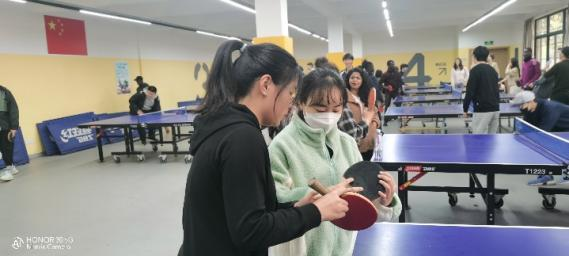 Chinese and foreign students are exchanging the skills of table tennis