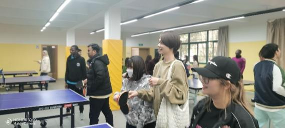 Chinese and foreign students are exchanging the skills of table tennis