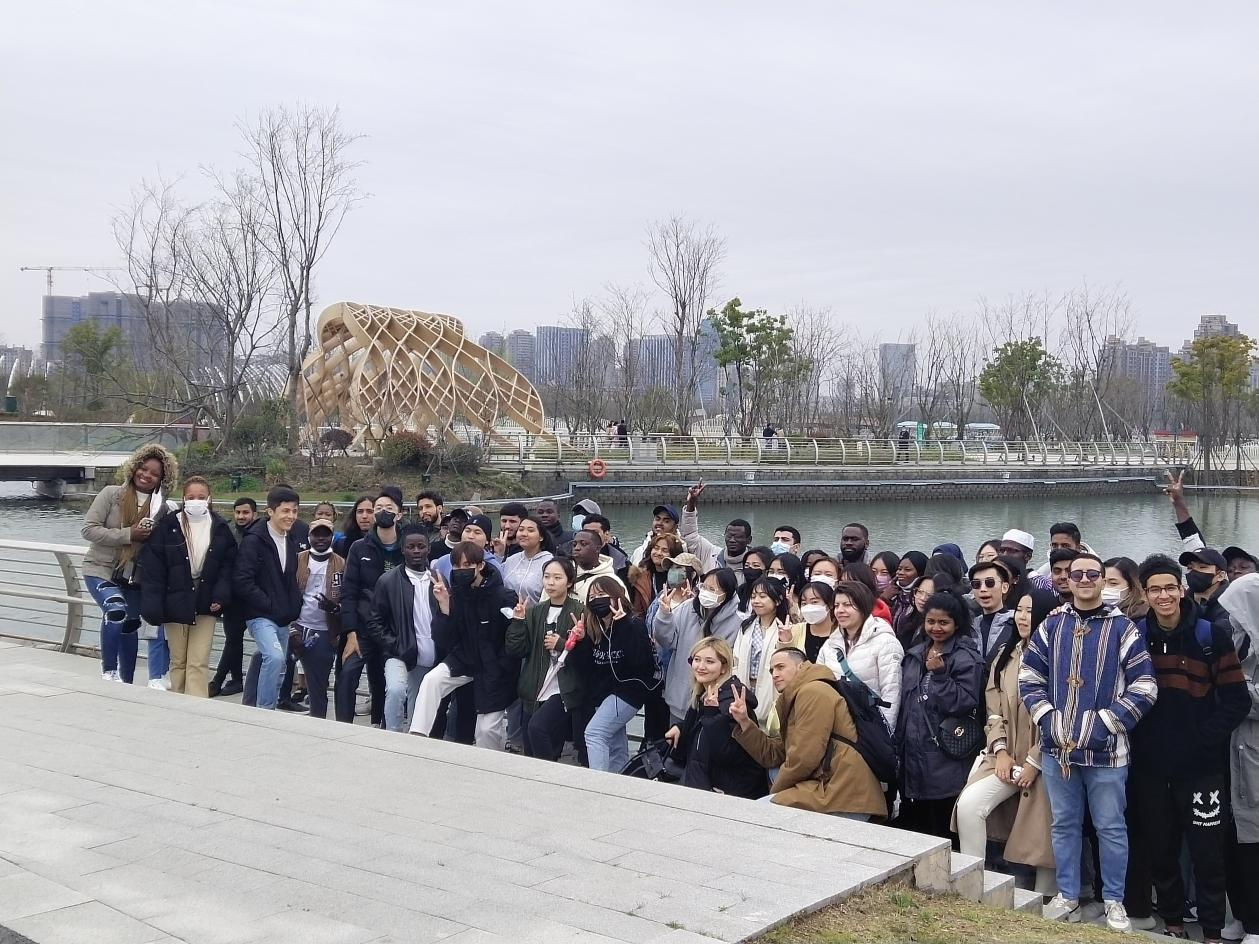 留学生在上海之鱼湖区合影