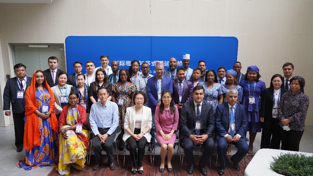 The group photo of participants of the seminar