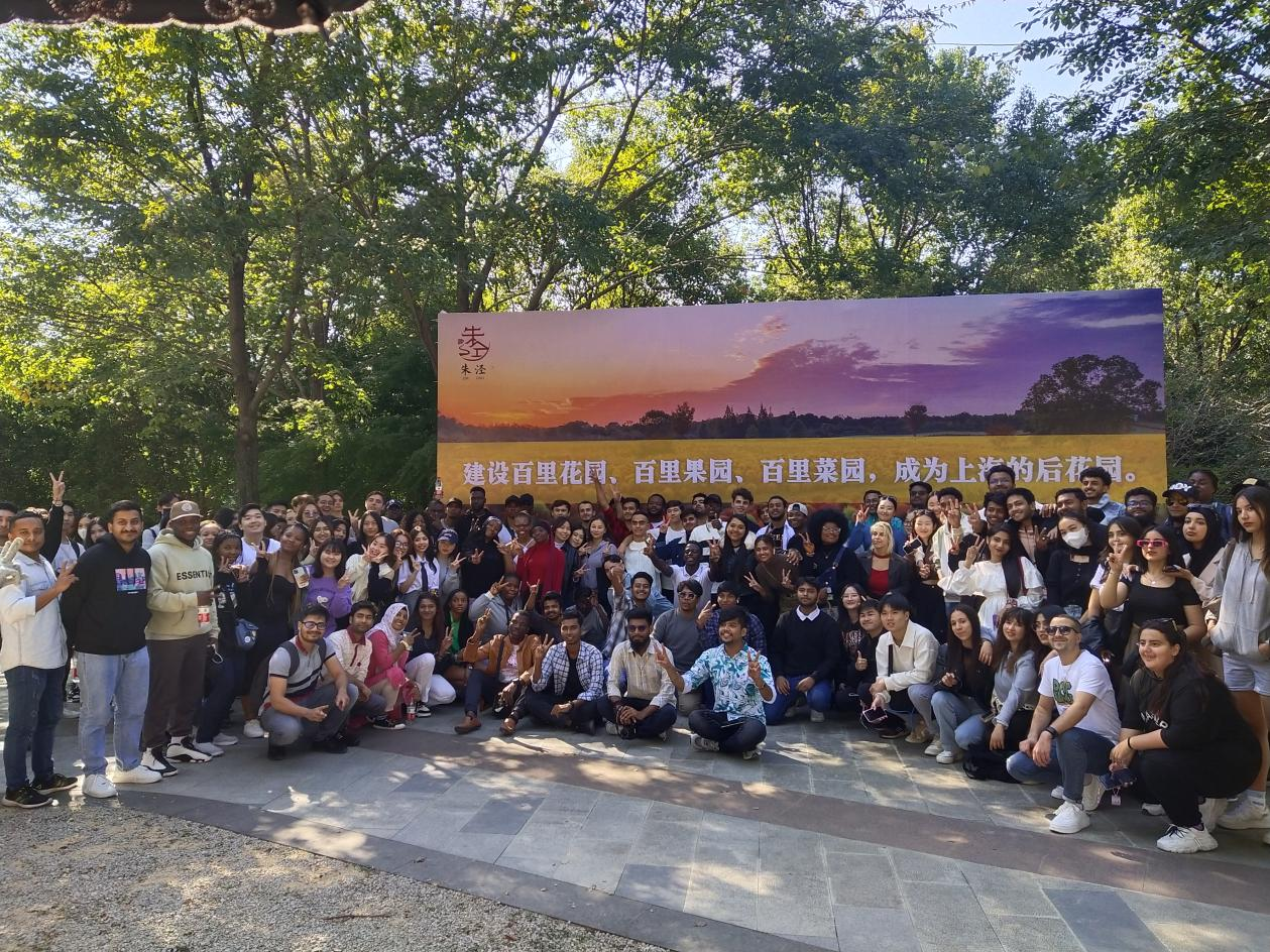 The group photo of international students in Jinshan Blooming Ecological Park