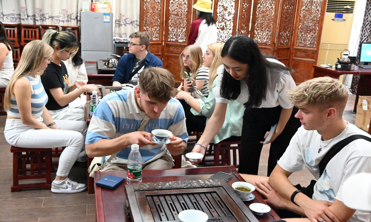 German students are learning how to taste tea