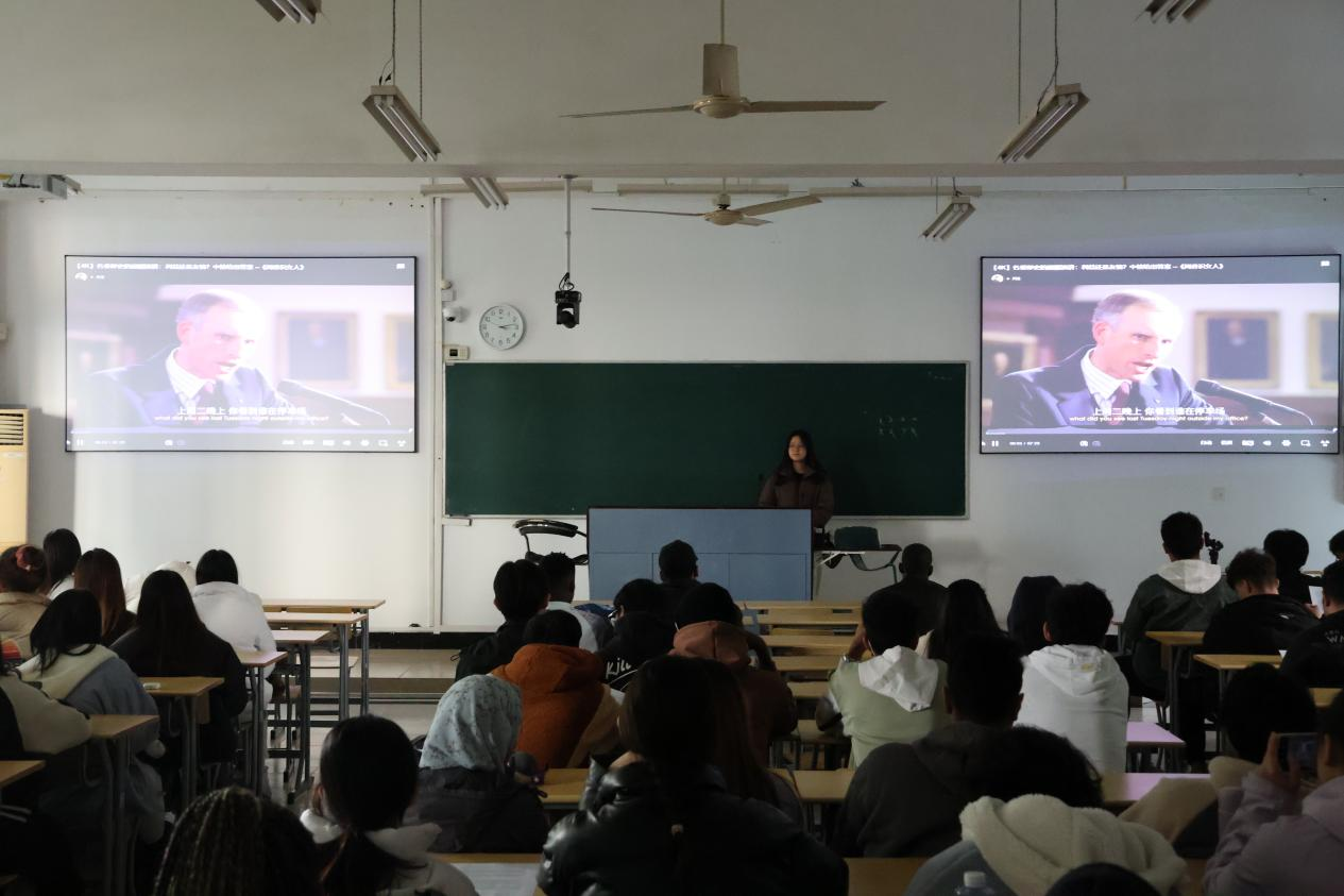 Chinese students and international students enjoyed classic movie clip together