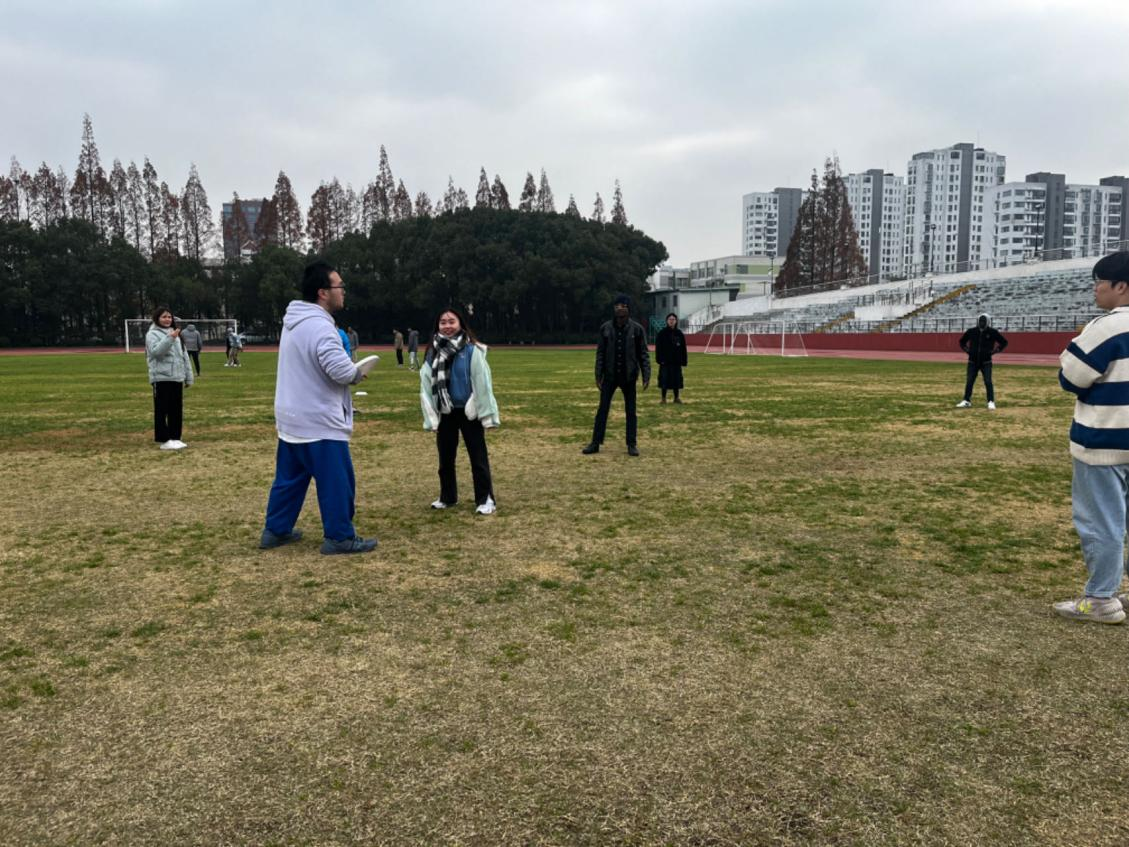 Chinese students are introducing frisbee techniques to international students