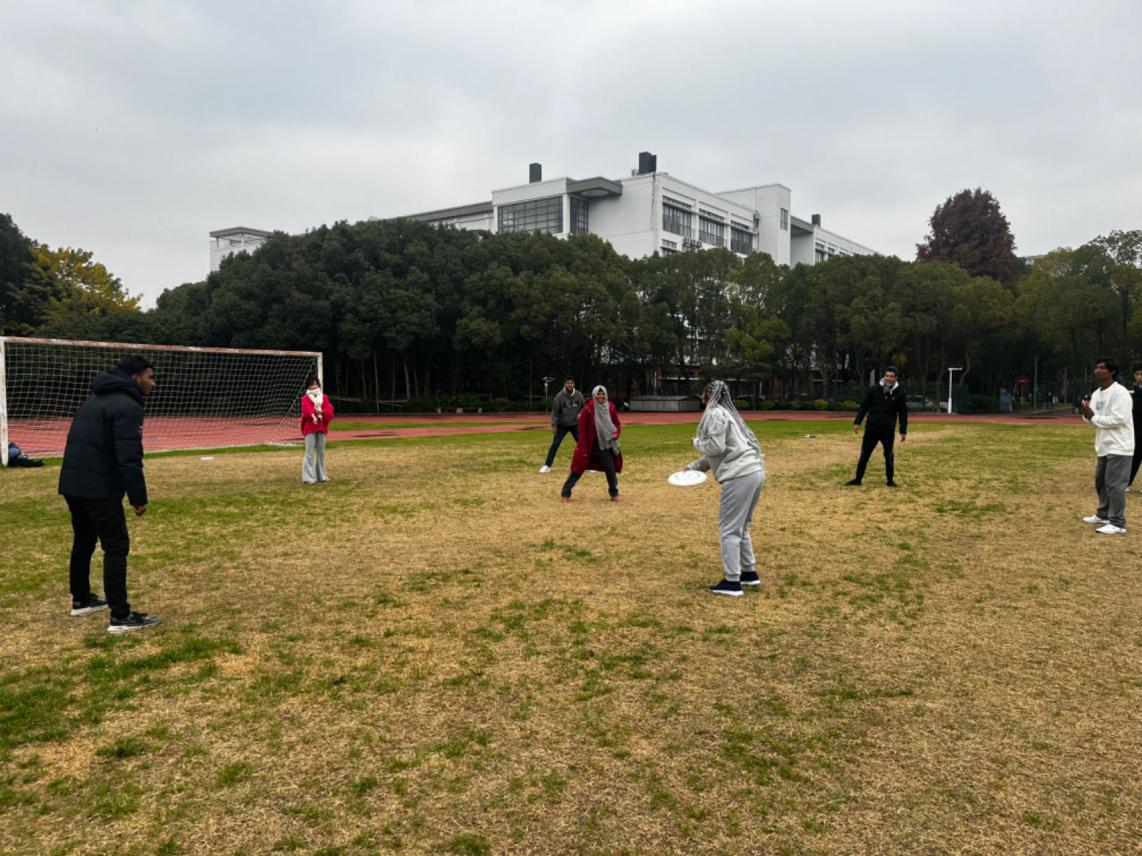 International students are participating in the frisbee game