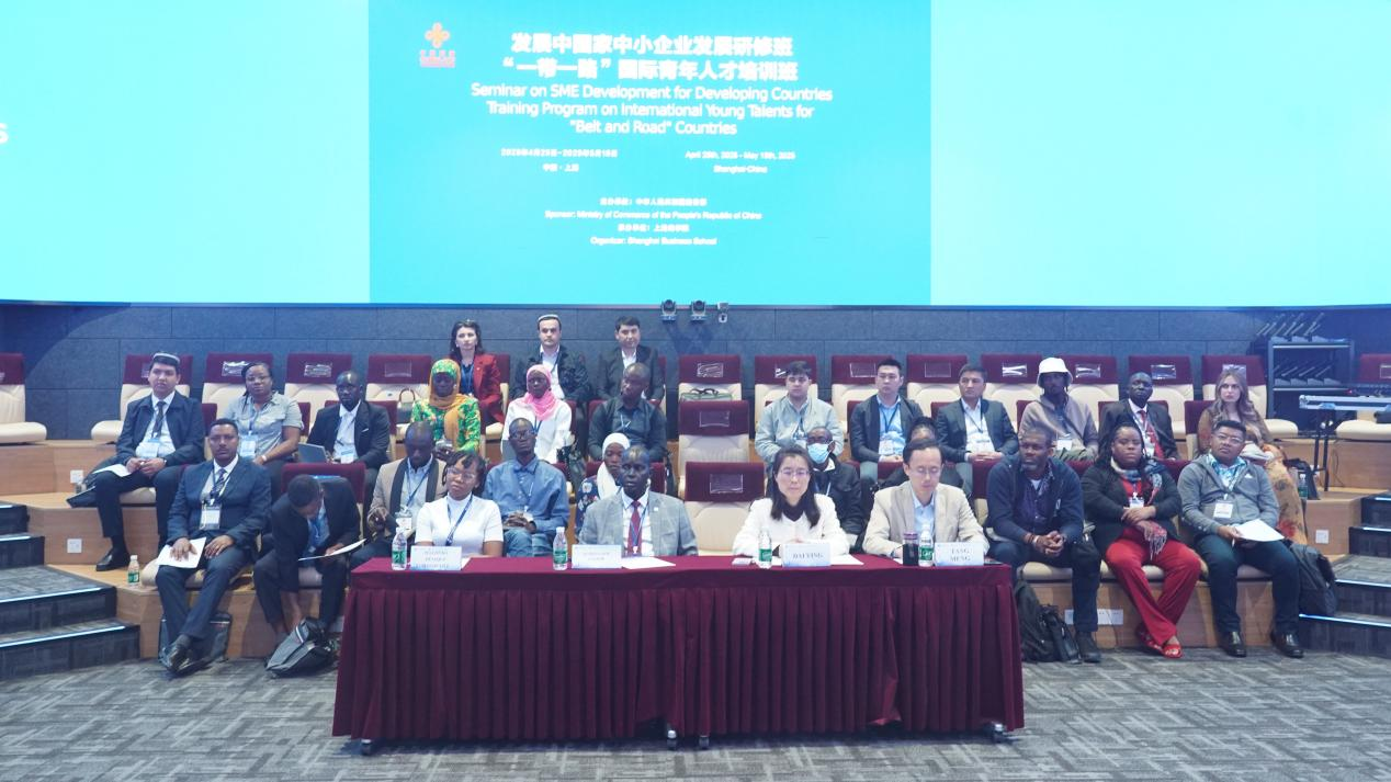 图为开班仪式现场