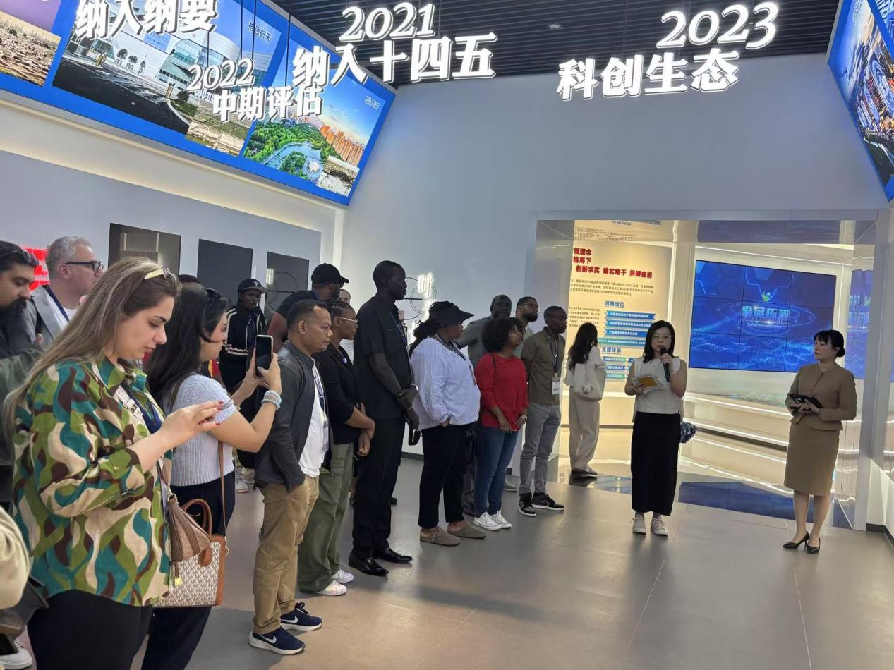 图为发展中国家中小企业发展研修班参观长三角G60科创走廊规划展示馆