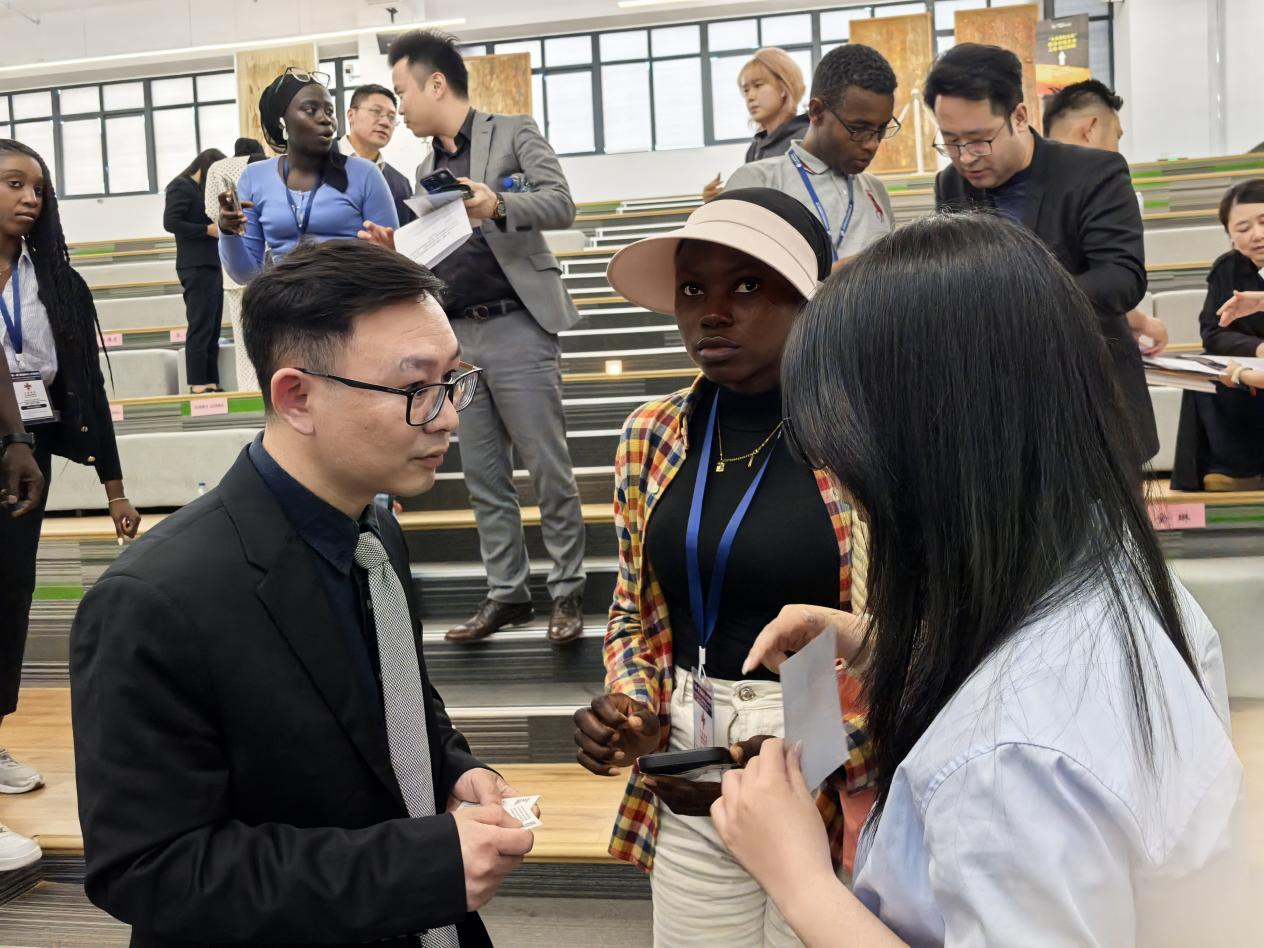 图为中外方企业代表交换名片