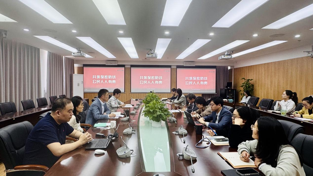 图为教职工政治学习现场