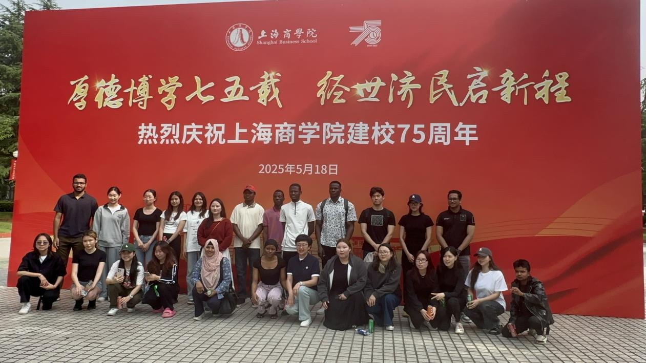 图为留学生代表共祝母校75周年生日快乐