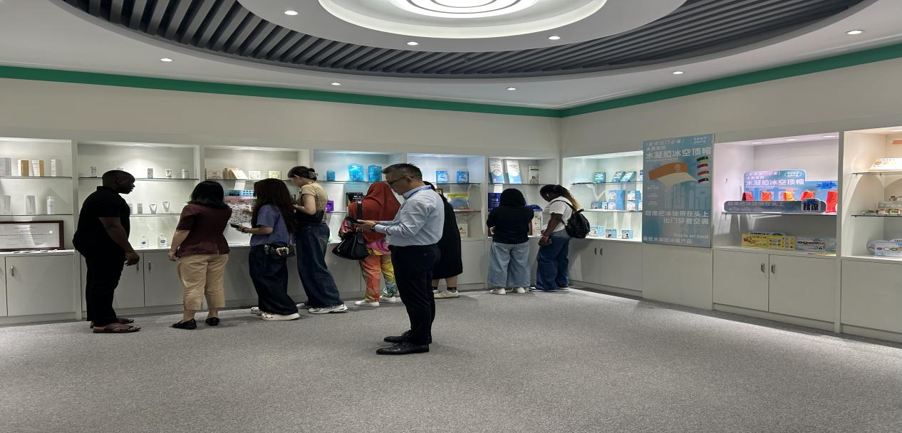 图为企业代表就产品的设计作介绍