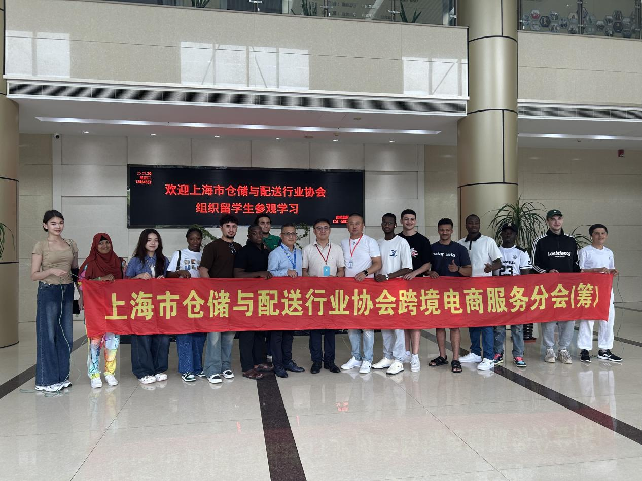 图为留学生与行业协会工作人员合影留念