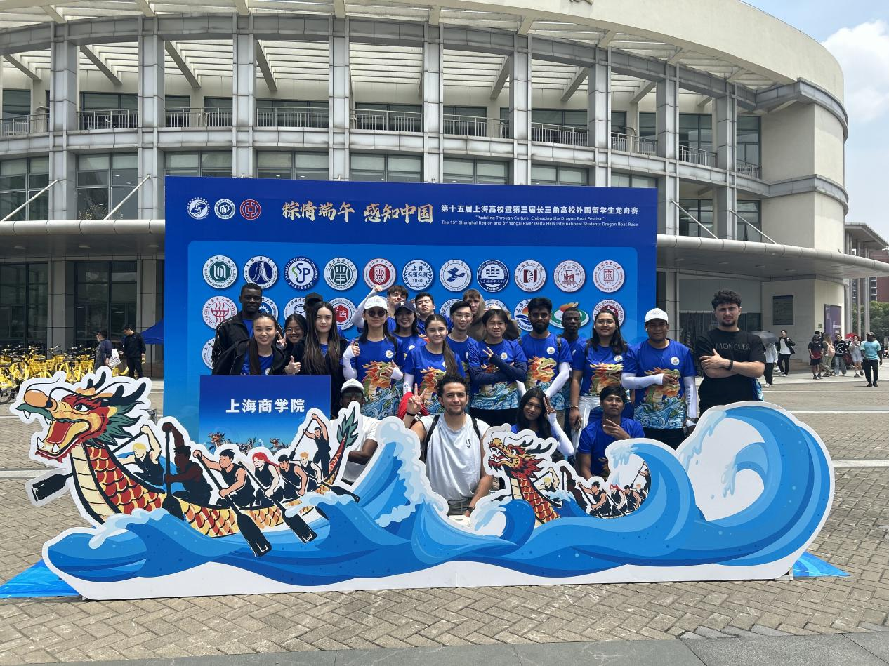 图为留学生龙舟队合影