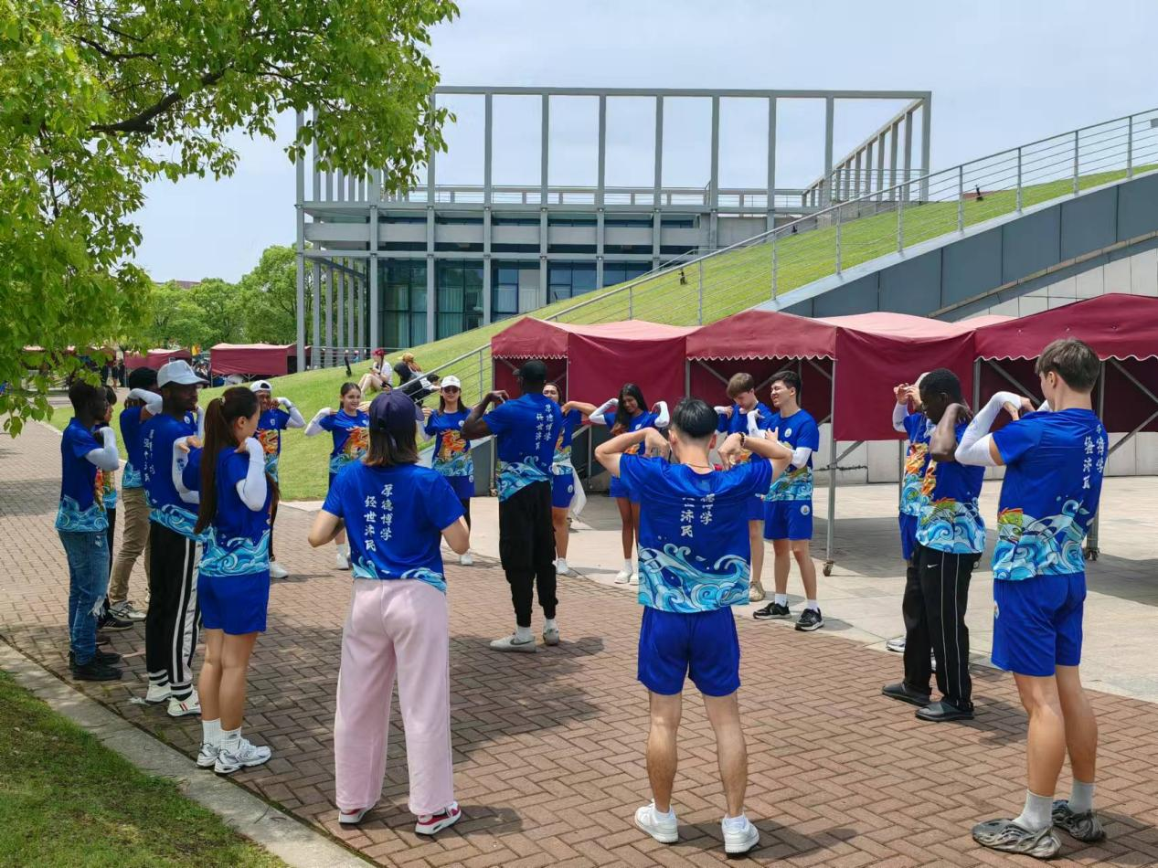 图为赛前充分热身确保安全
