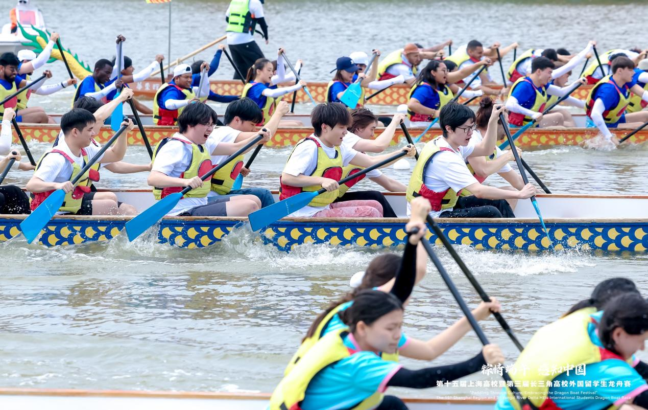 图为留学生在赛道内奋勇争先