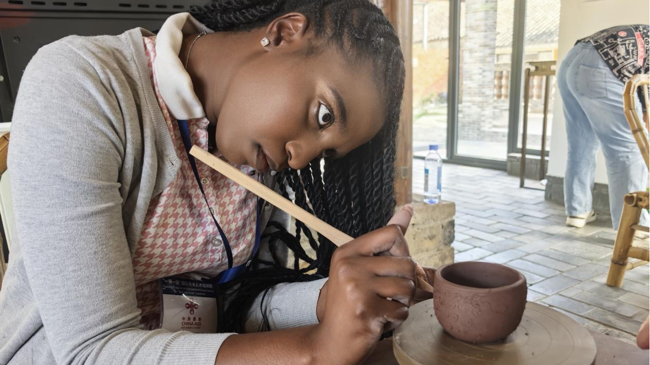 Image: Trainees experiencing purple clay pottery making at the Qianshu Dragon Kiln