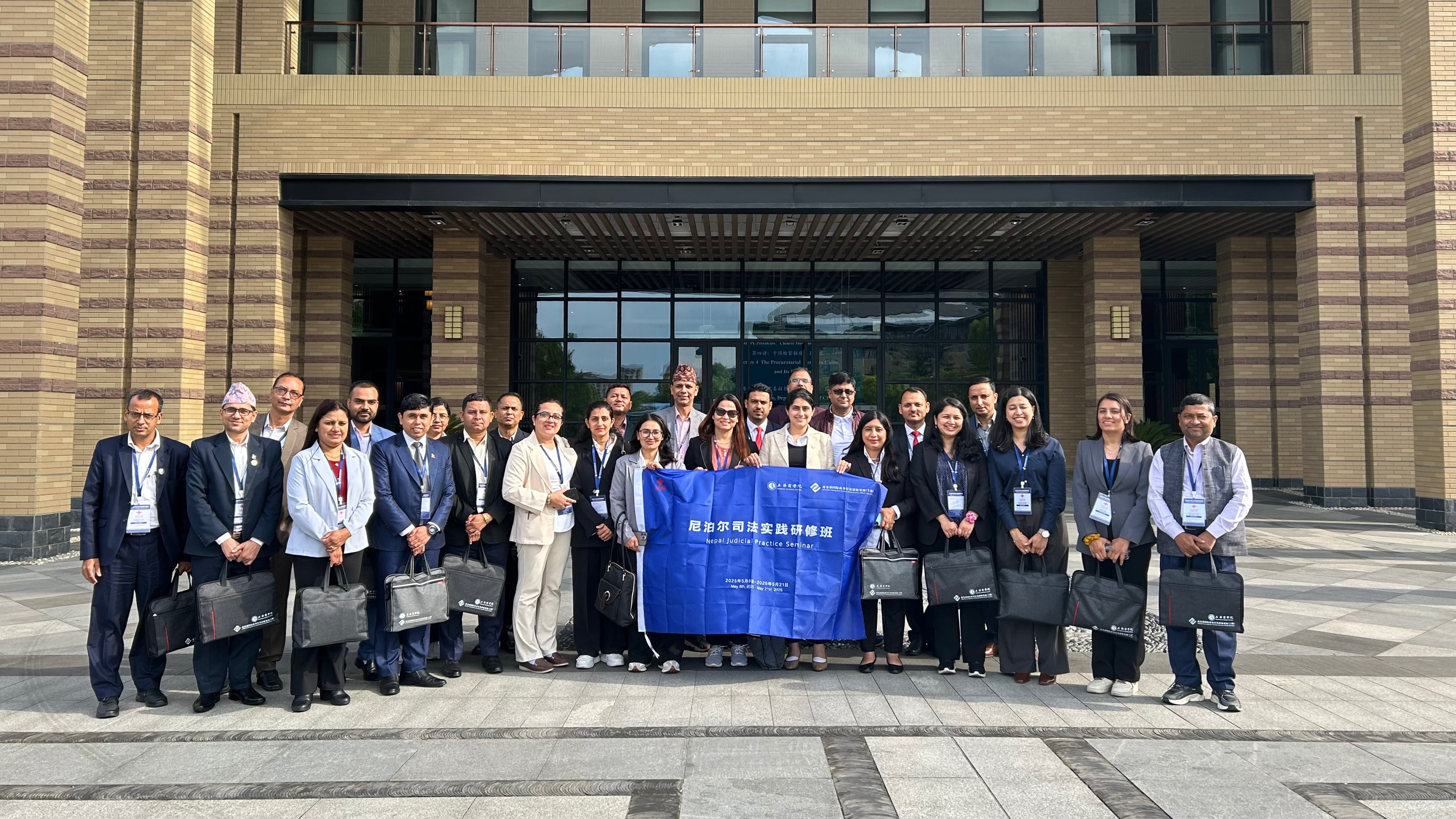 Image: A group photo of the seminar participants