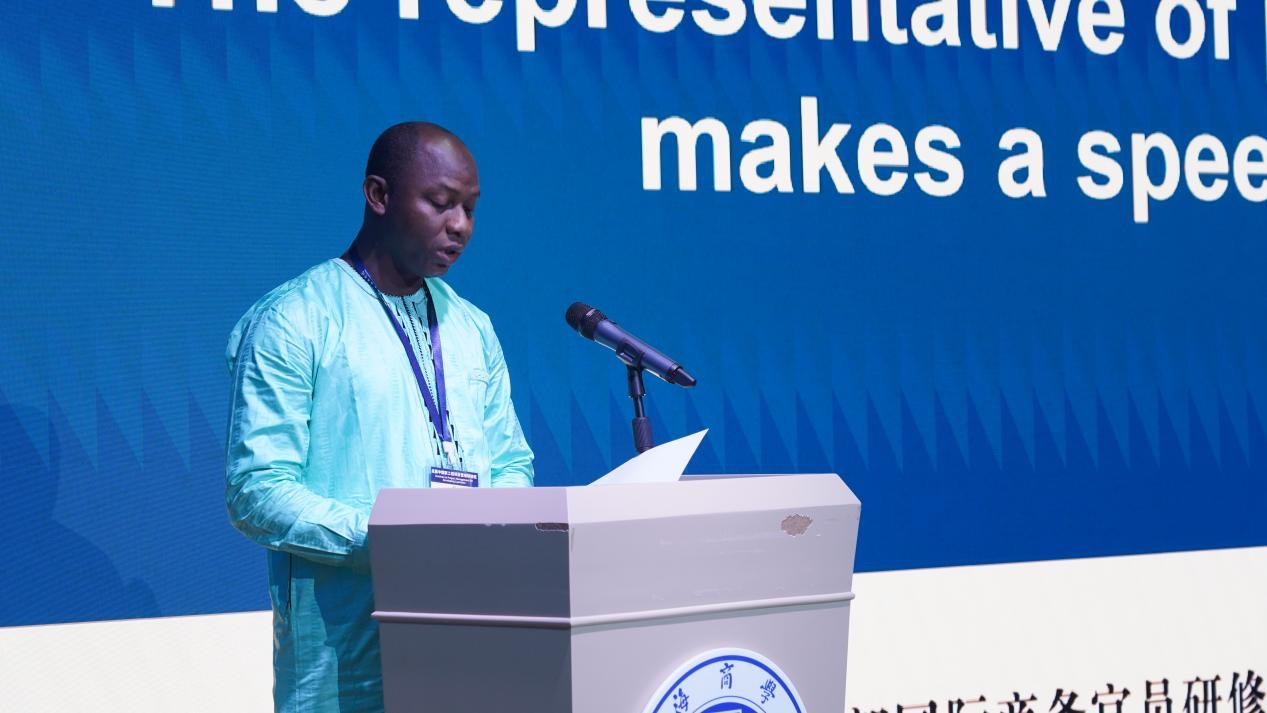 Photo: A participant representative from the engineering seminar giving a speech