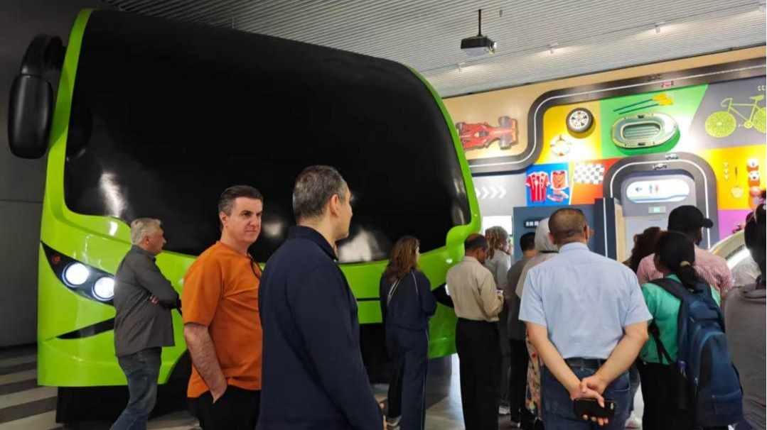 Image: Students visiting the exhibition hall of the new energy town