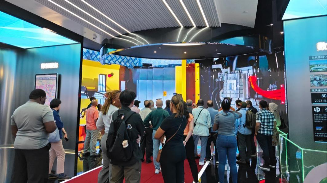 Image:Students visiting the exhibition hall of the new energy town