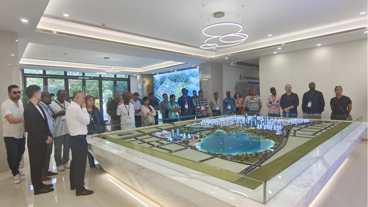 Image: Students visiting the sand table in the Central Innovation Zone