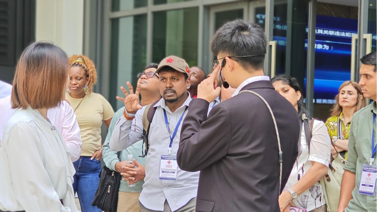 Image: Students visiting Peking University Science and Technology Park