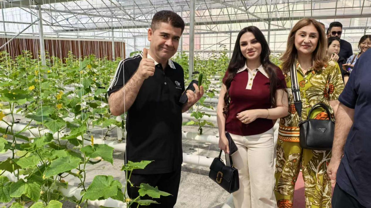 Image:Students visiting the Elite Garden agricultural product planting base)