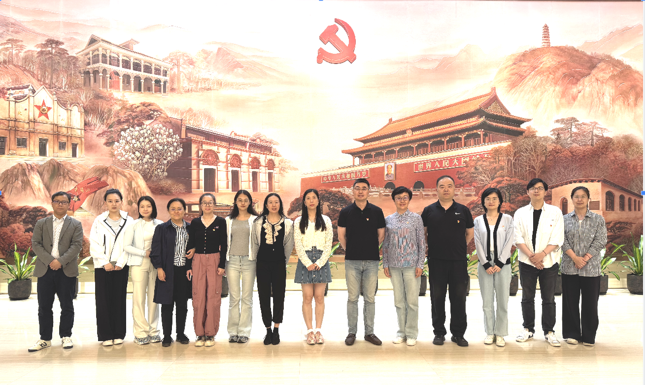 图为教职工学习合影