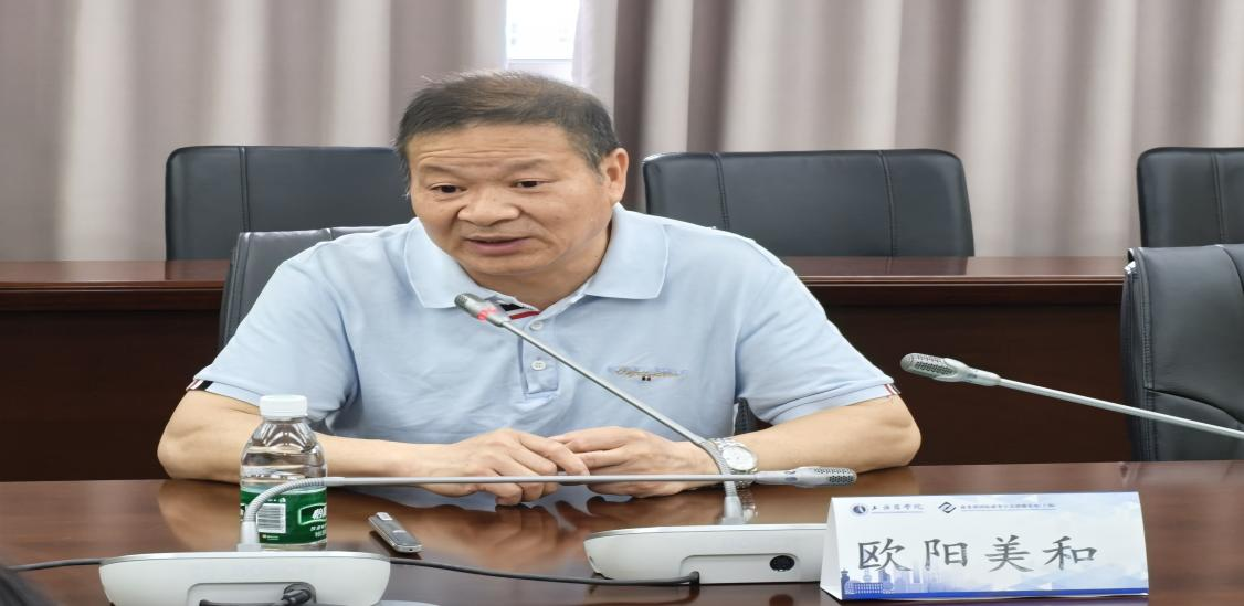 图为欧阳美和教授作交流互动