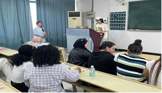 Photo: Chinese students introducing entrepreneurial avenues to international students