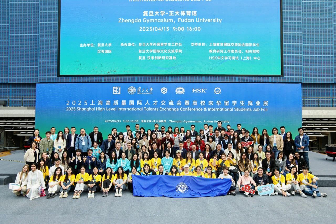 Photo: Group photo at the employment fair