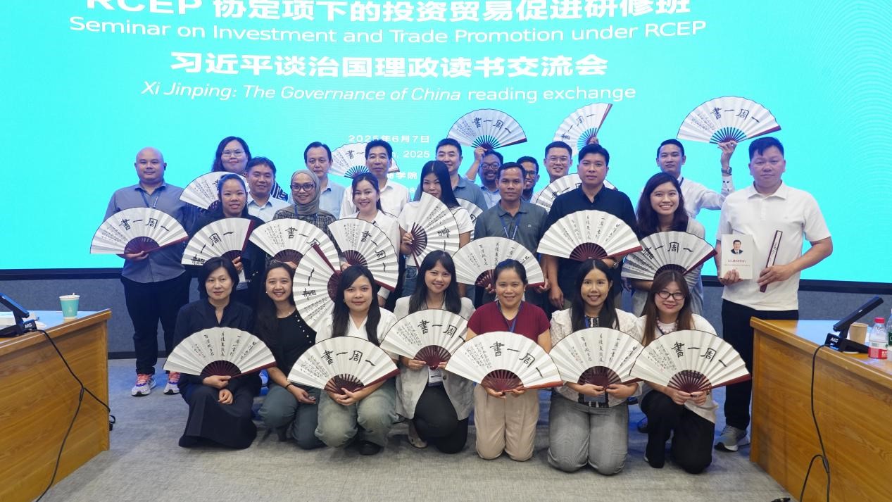 图为读书交流会合影