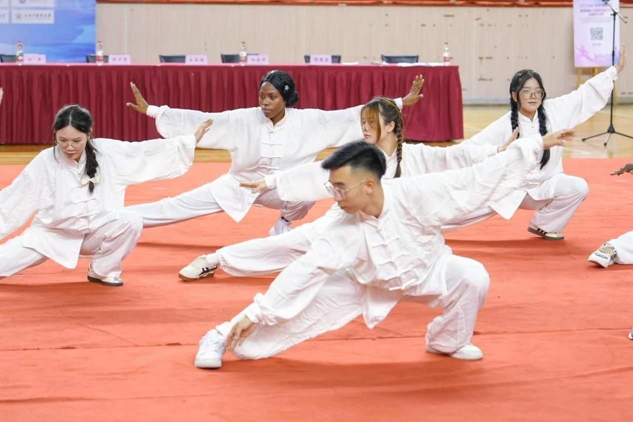 图为留学生太极拳队现场比赛照片