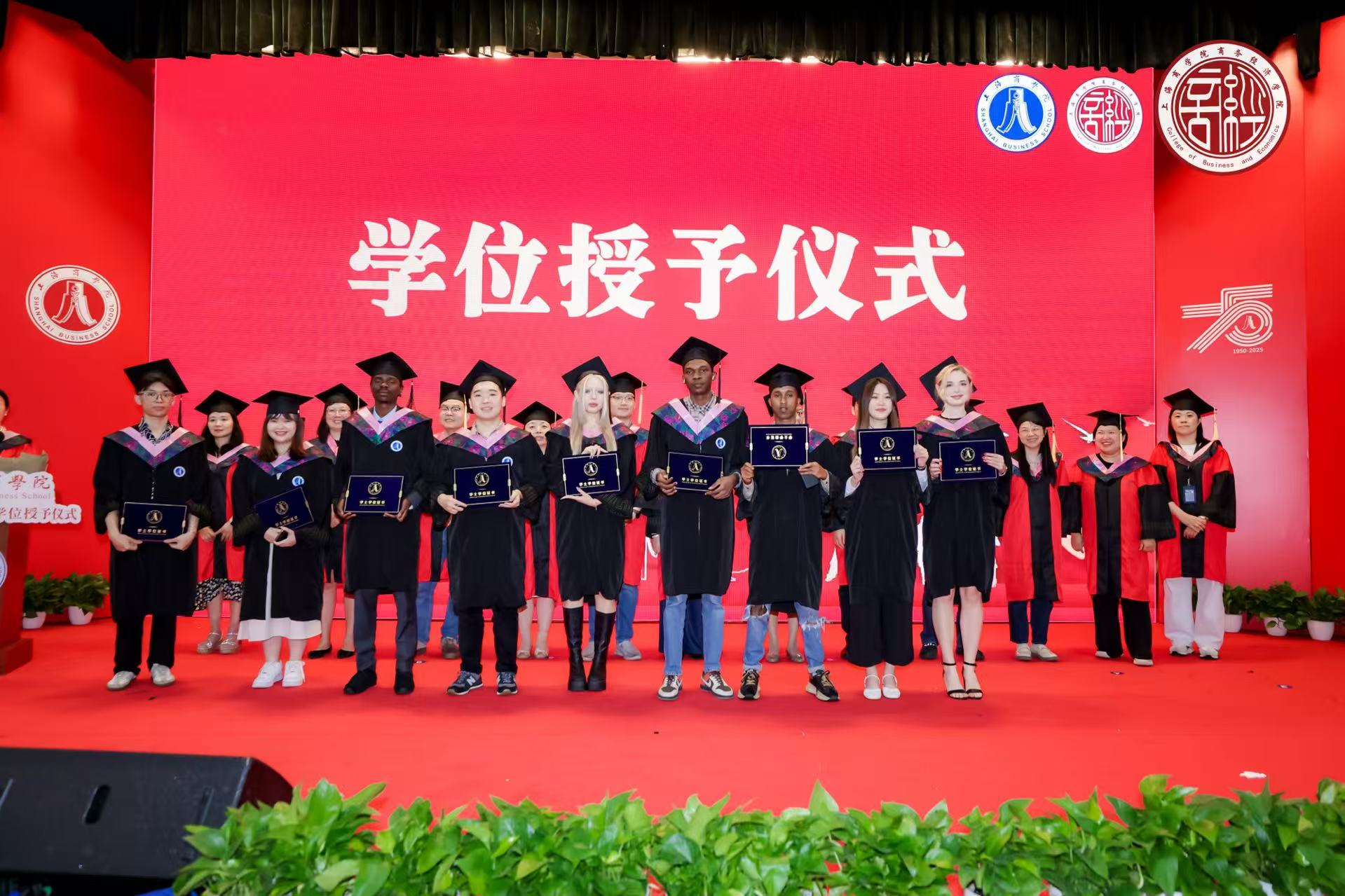 图为留学生被授予学士学位