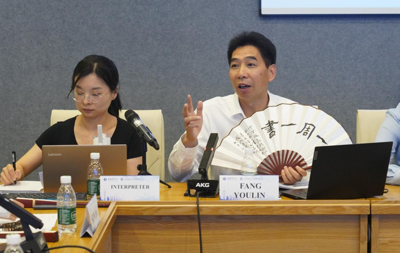Photo: Professor Fang Youlin giving a presentation