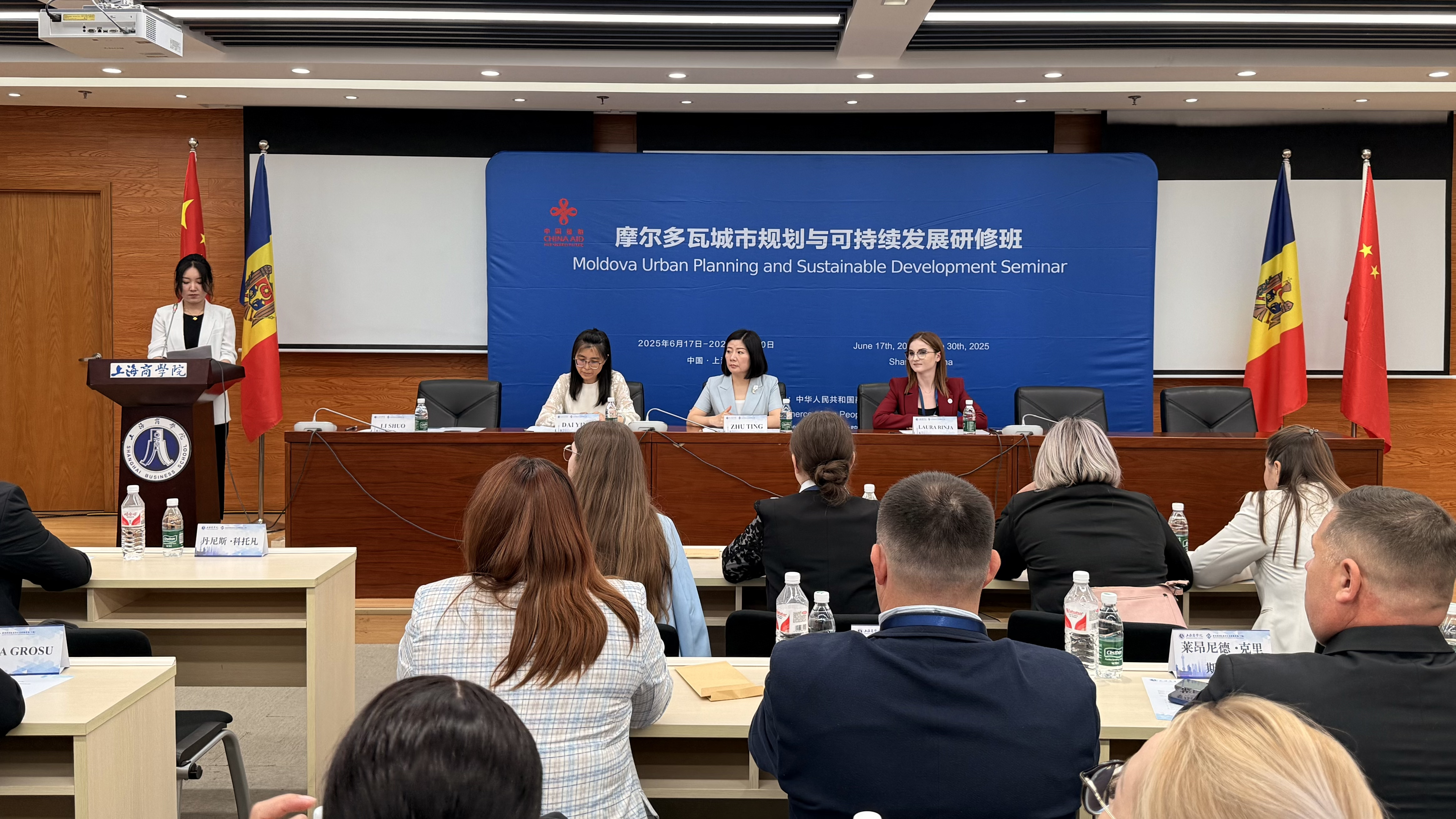 图为开班仪式现场