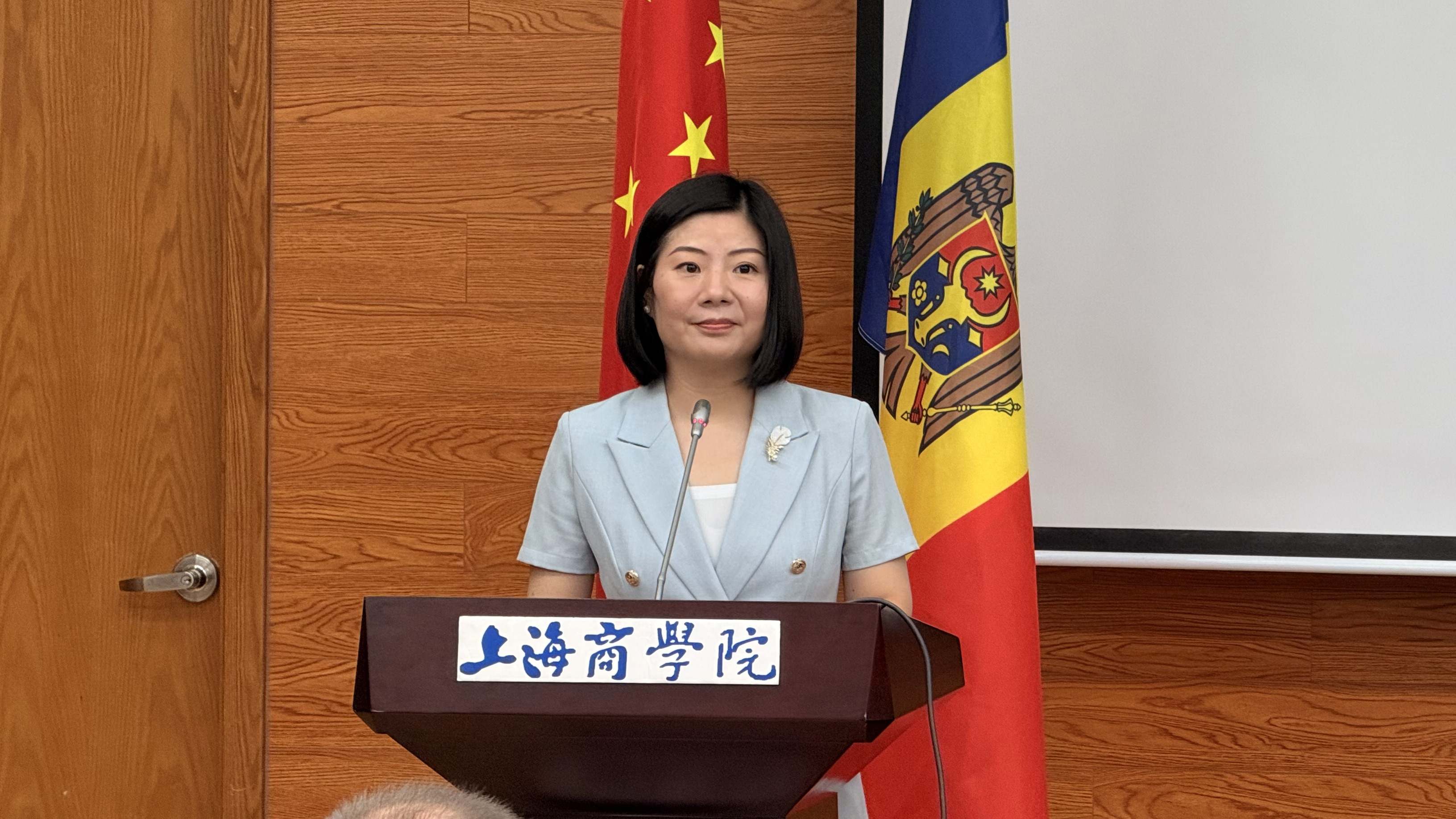 图为朱婷发言