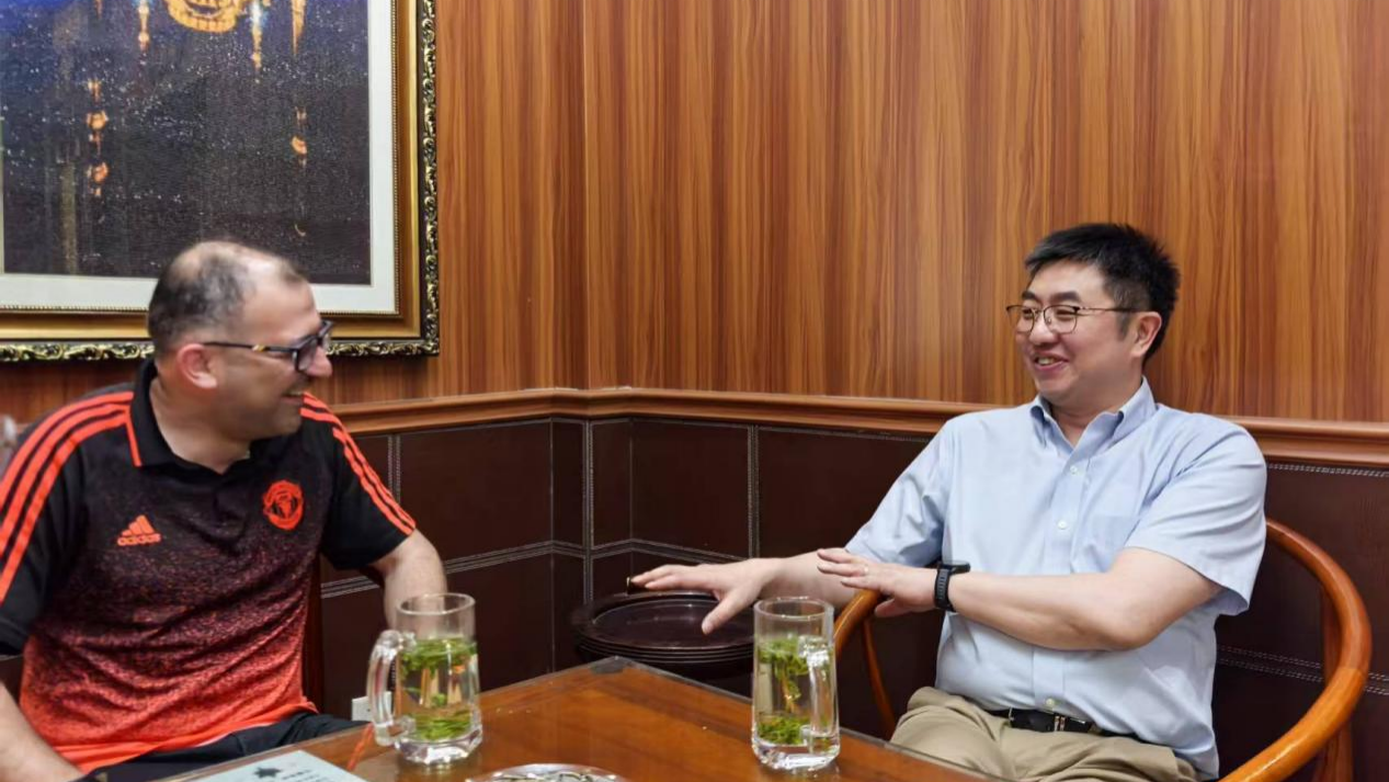 图为陈巍与武萨尔交流