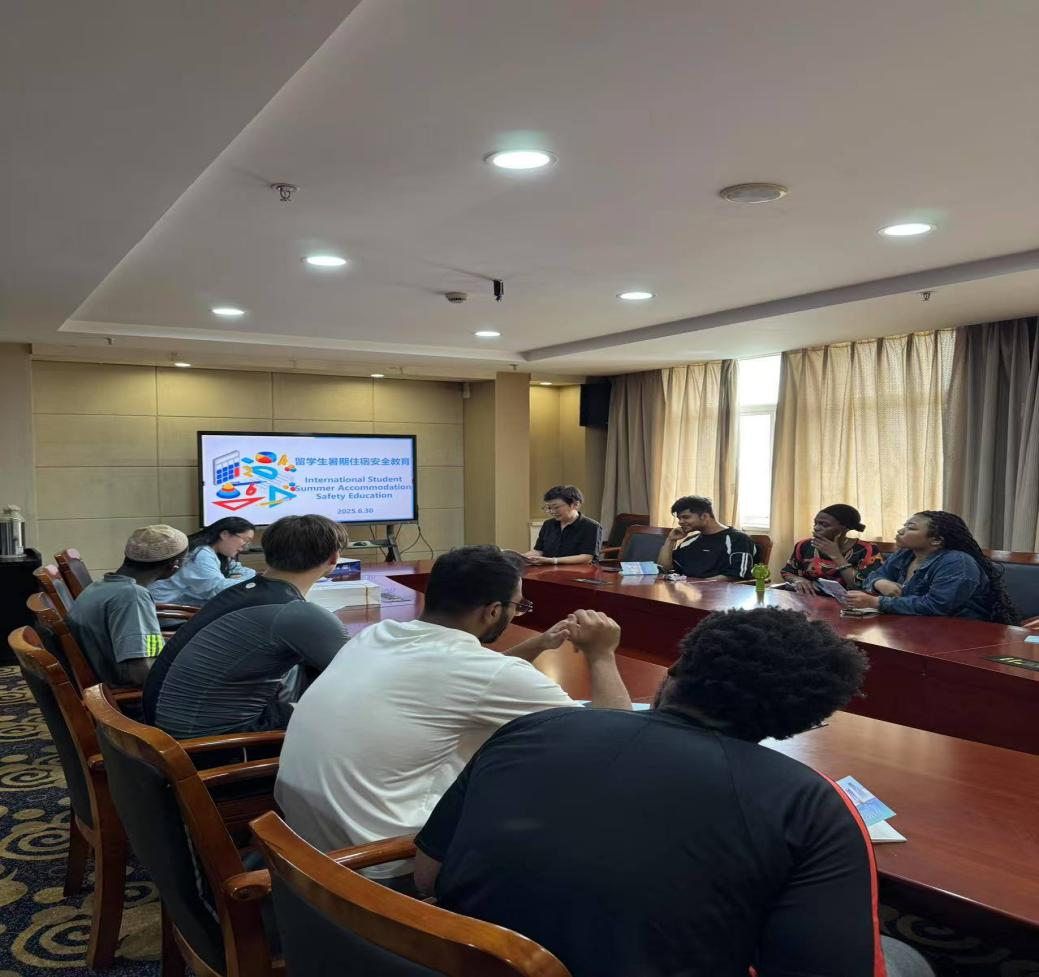 图为留学生安全教育班会现场