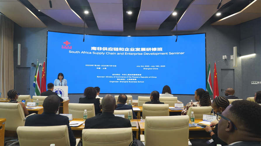 图为开班仪式现场