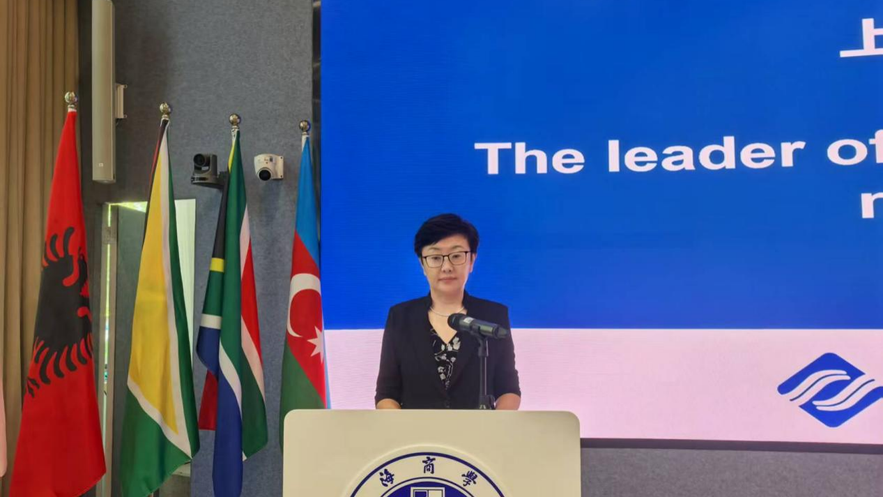 图为周继红发言