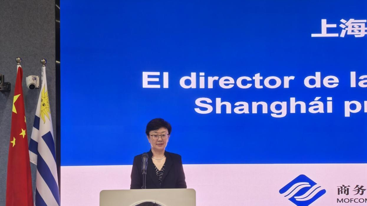图为周继红发言