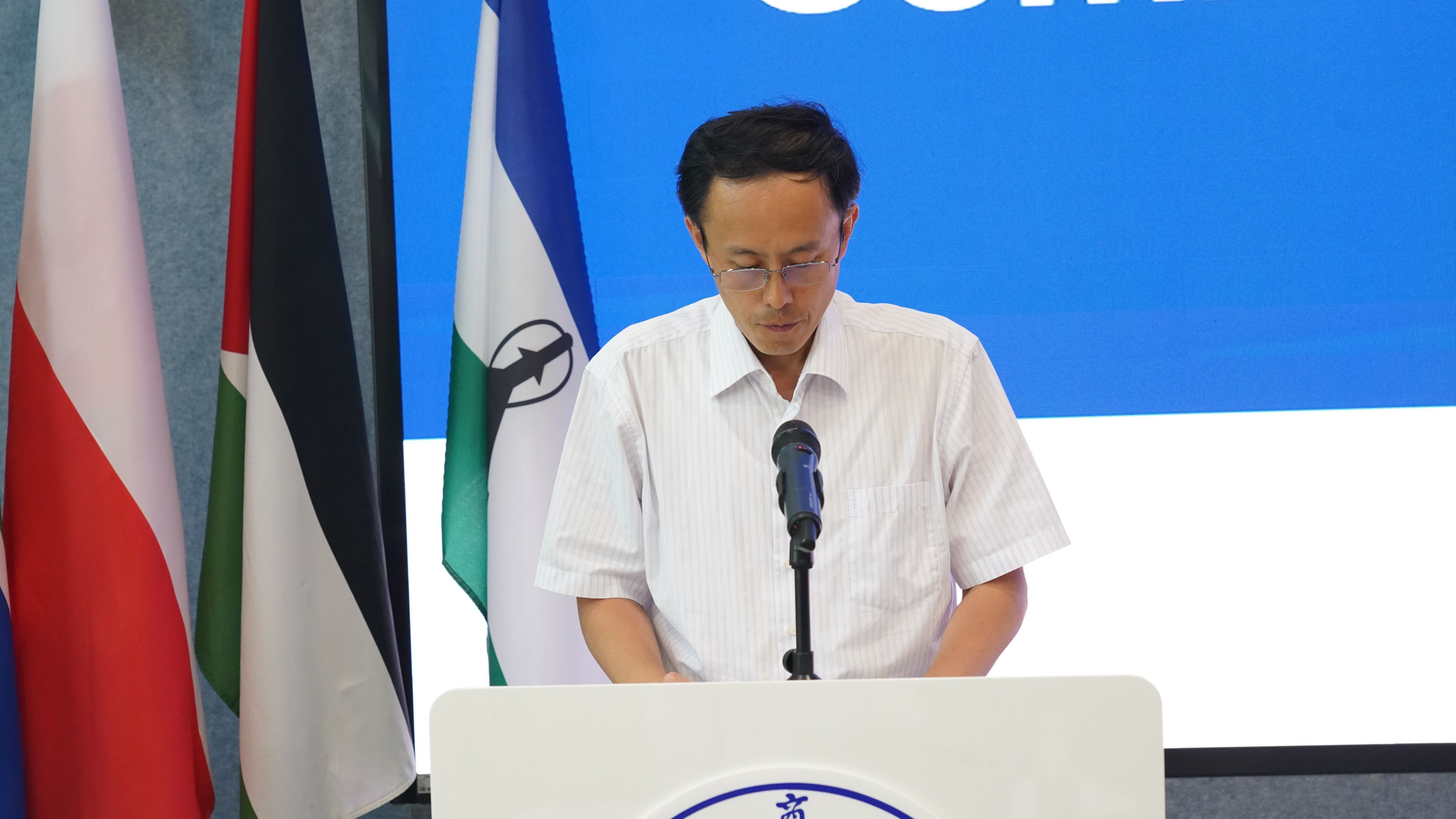 图为房蒙发言