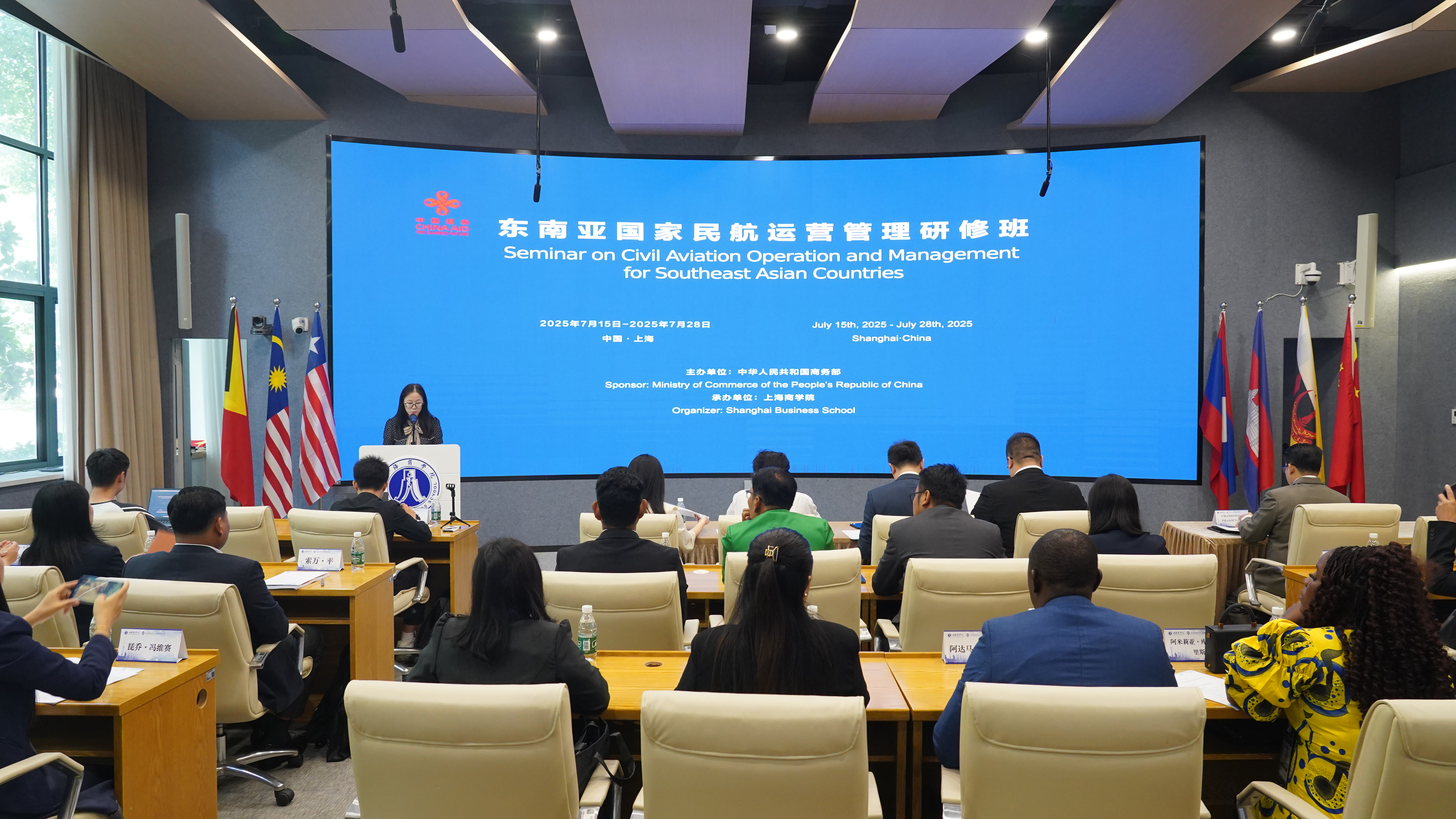 图为开班仪式现场