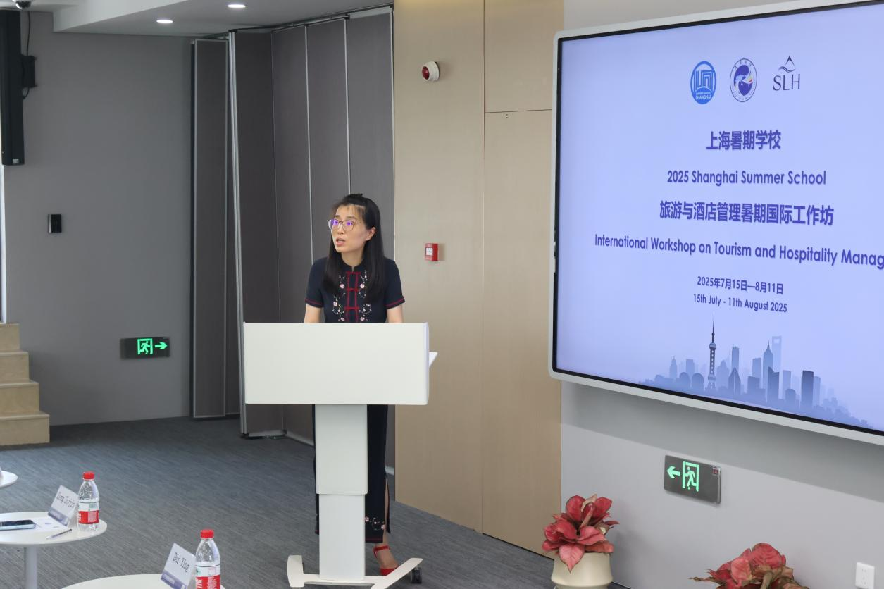 图为国际教育学院副院长戴莹在开班仪式上致辞