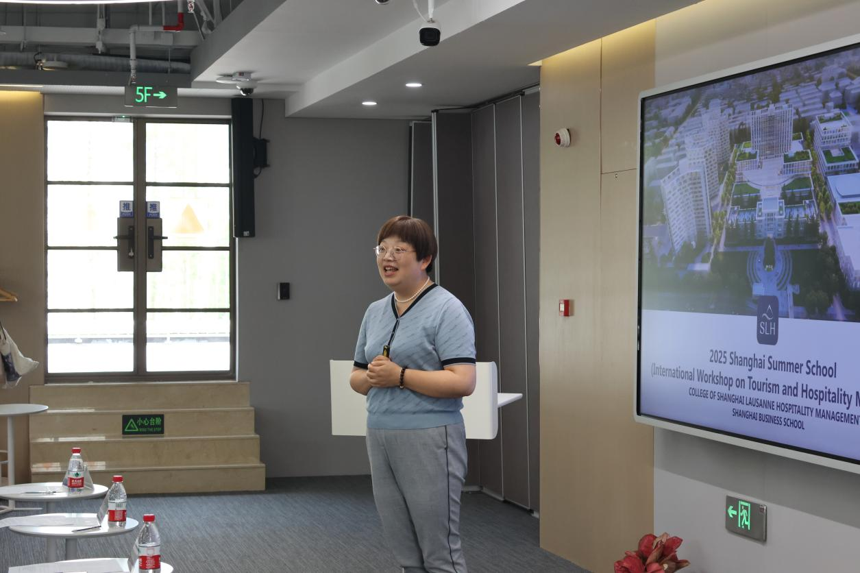 图为洛桑酒店管理学院执行院长胡笑寒在开班仪式上讲话